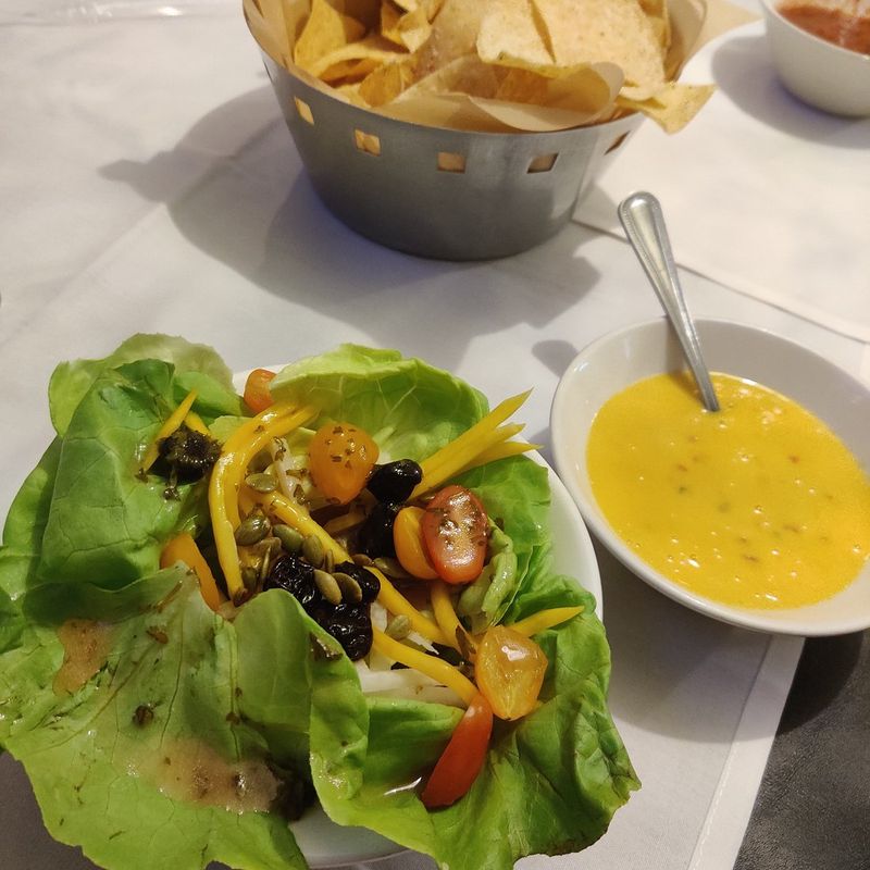 20 Texas Mexican Restaurants Where The Chips And Salsa Steal The Show - Decor Hint Cyclone Anaya's - Houston