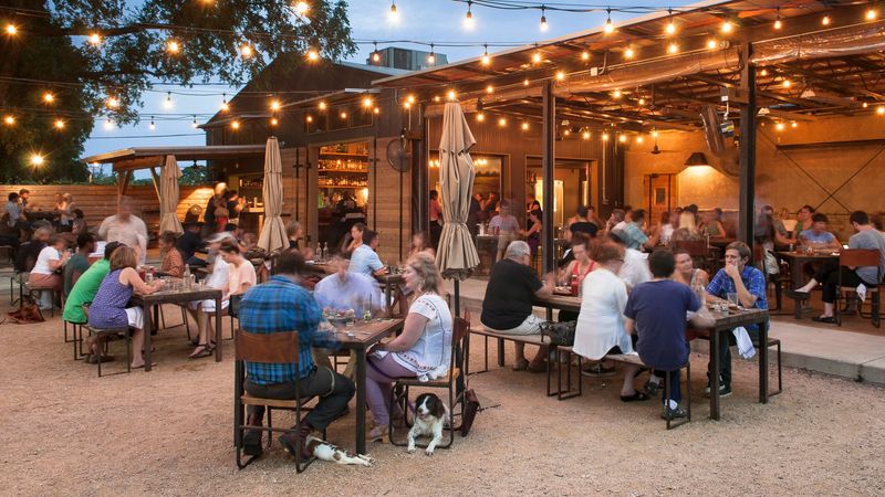 13 Austin Restaurants Where Couples Go For Food Fun And A Perfect Night Out - Decor Hint Contigo