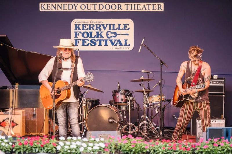 13 Texas Handmade Art Fairs Full Of Local Flavor Craftsmanship And Community - Decor Hint Kerrville Folk Festival Art Market