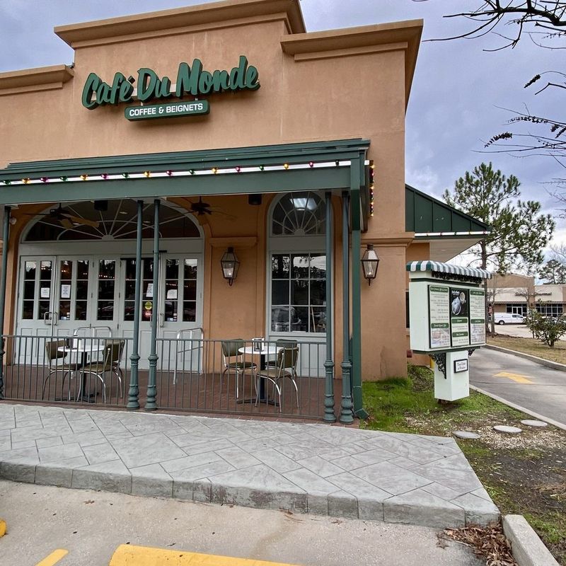 This Iconic Louisiana Café Serves Beignets Worth The Road Trip - Decor Hint Indoor Vs Outdoor Seating