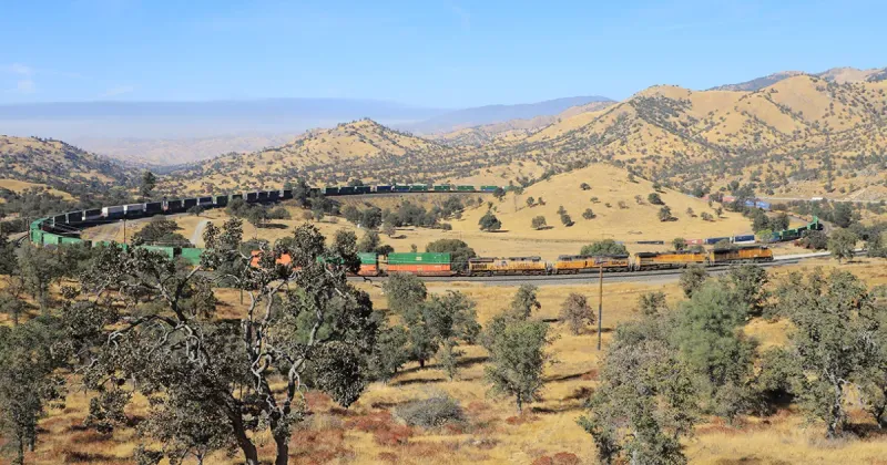California's Most Beautiful Train Rides For An Unforgettable Adventure - Decor Hint Tehachapi Loop Railway Experience