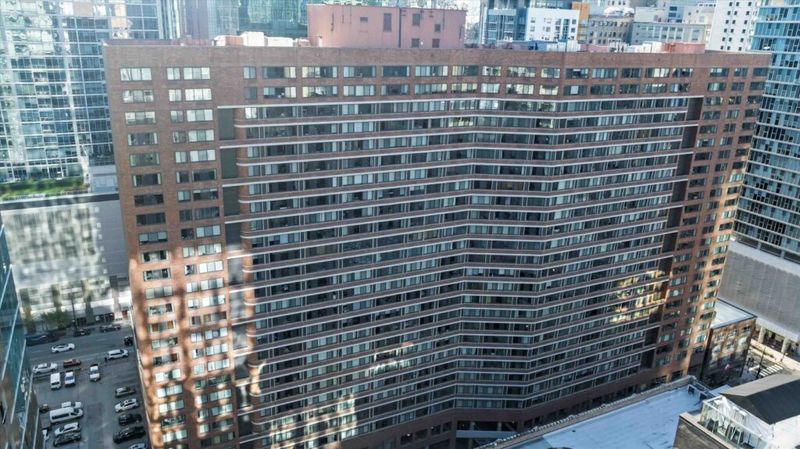 14 Illinois Home Types Predicted To Lose Value By 2026 And Why - Decor Hint Condos in Struggling HOA Buildings