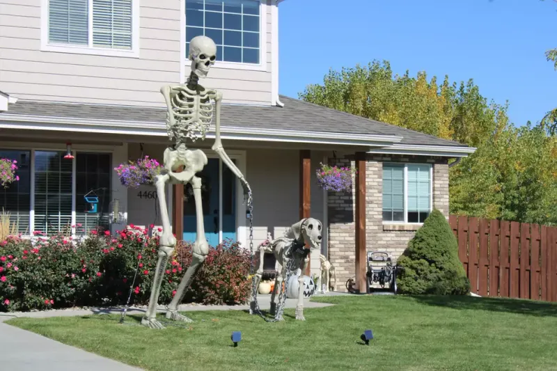 Meet The Casper Houses In Wyoming Taking Halloween Decorations To The Next Level - Decor Hint Skeleton Walking The Dog