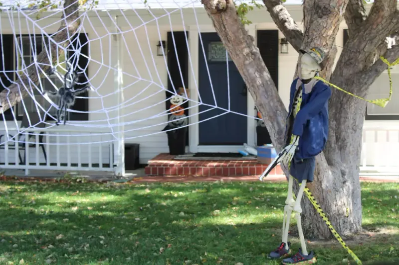 Meet The Casper Houses In Wyoming Taking Halloween Decorations To The Next Level - Decor Hint Giant Spider Web