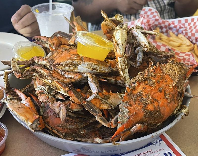 10 Maryland Seafood Joints Locals Skip - But Tourists Can't Stop Praising - Decor Hint Captain Billy's Crab House - Newburg
