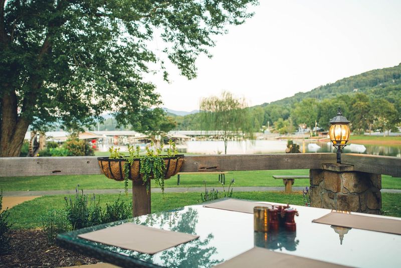 Enjoy These Georgia Restaurants Nestled By Scenic Lakes - Decor Hint The Oaks Lakeside Kitchen, Lake Chatuge