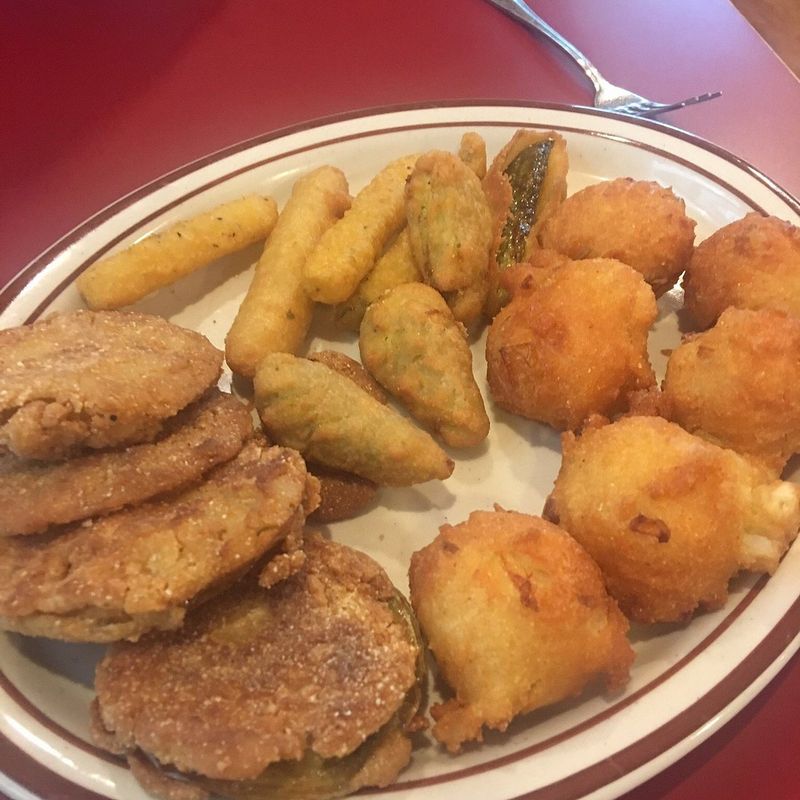 These North Carolina Buffets Prove Nobody Does Fried Chicken Like The South - Decor Hint Mama Dip's Kitchen