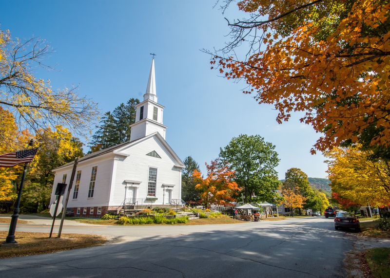Peaceful Fall Getaways In Vermont Where You Can Actually Enjoy The Colors - Decor Hint Grafton Village