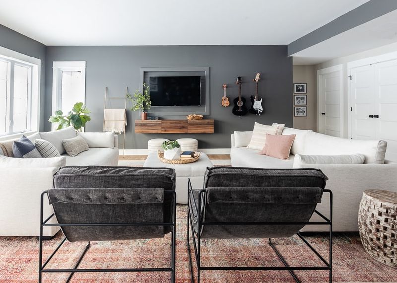 21 North Dakota Home Color Trends Instantly Refreshing Living Spaces - Decor Hint Charcoal Accent Wall