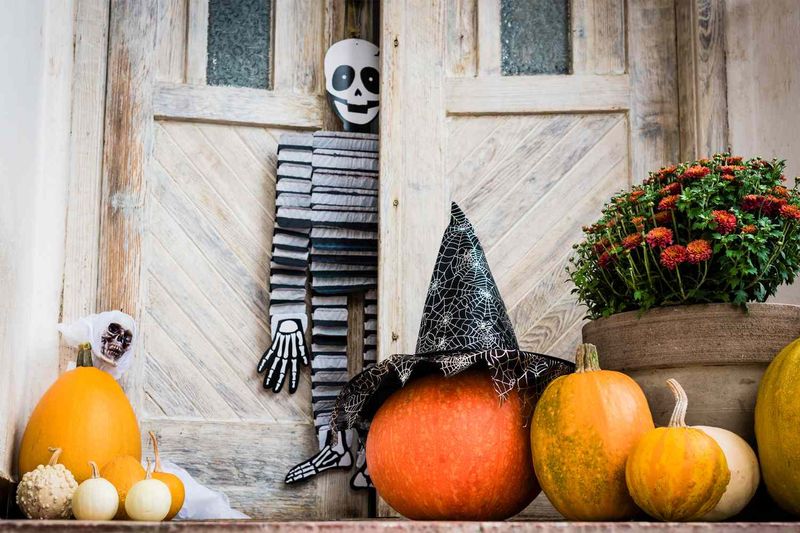 Halloween Decorations California Designers Say You Should Avoid - Decor Hint Mismatched Theme Overload