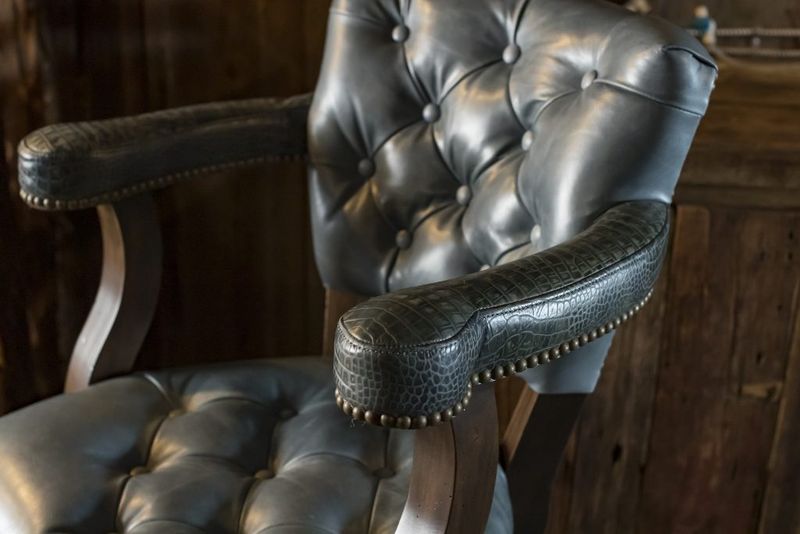 The Worn Leather Armchairs In Montana Homes That Locals Swear Never Go Out Of Style - Decor Hint Heritage Homestead Style With Antique Leather Finds
