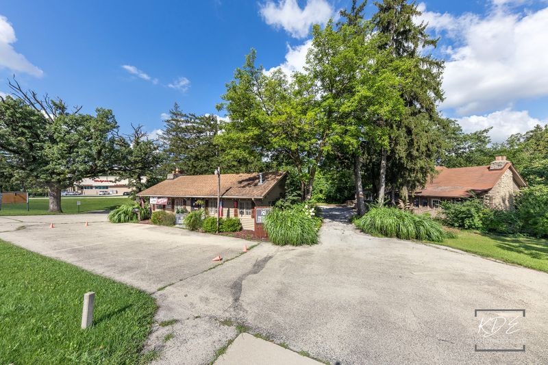 14 Illinois Home Types Predicted To Lose Value By 2026 And Why - Decor Hint Homes Backing Onto Commercial Properties