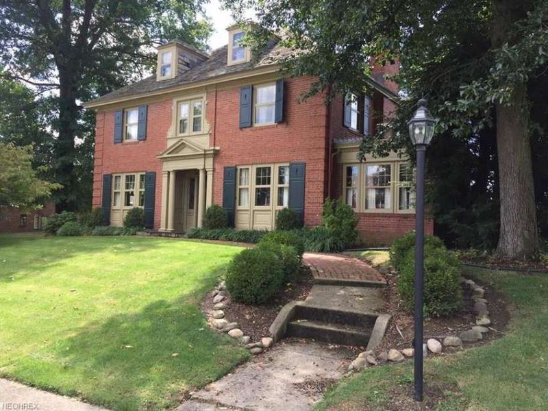 14 Home Styles In New Jersey That Just Don't Sell Anymore - Decor Hint Dated Colonial Revivals