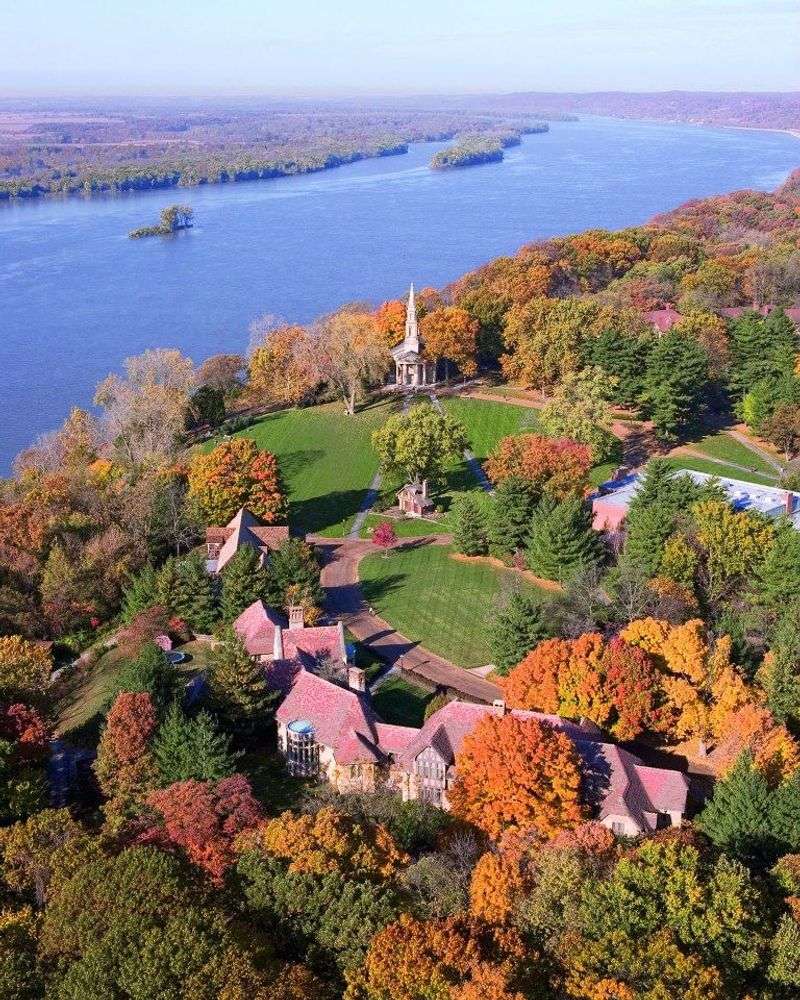 Once-Peaceful Illinois Towns Now Overwhelmed By Tourists - Decor Hint Elsah: Postcard Village Discovered By Day-Trippers