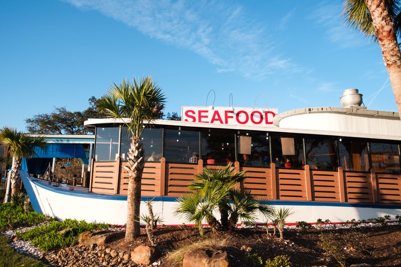 People Drive From Across Texas For This All-You-Can-Eat Seafood Restaurants - Decor Hint Captain Benny's Seafood Shack in Galveston