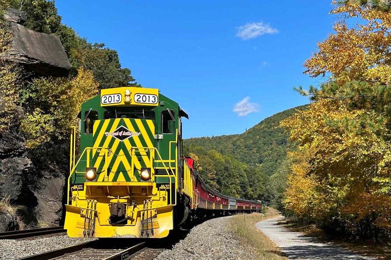 12 Pennsylvania Train Rides That Turn Travel Into A Sightseeing Experience - Decor Hint Lehigh Gorge Scenic Railway