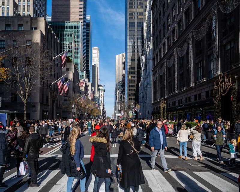 14 New York Tourist Traps Even Smart Travelers Fall For Again And Again - Decor Hint Midtown Manhattan Shopping
