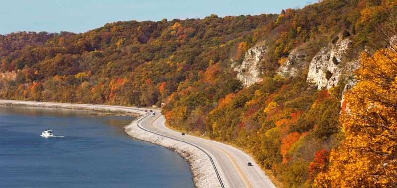 Experience Fall Magic In This Picturesque Illinois River Town - Decor Hint Great River Road Scenic Drives