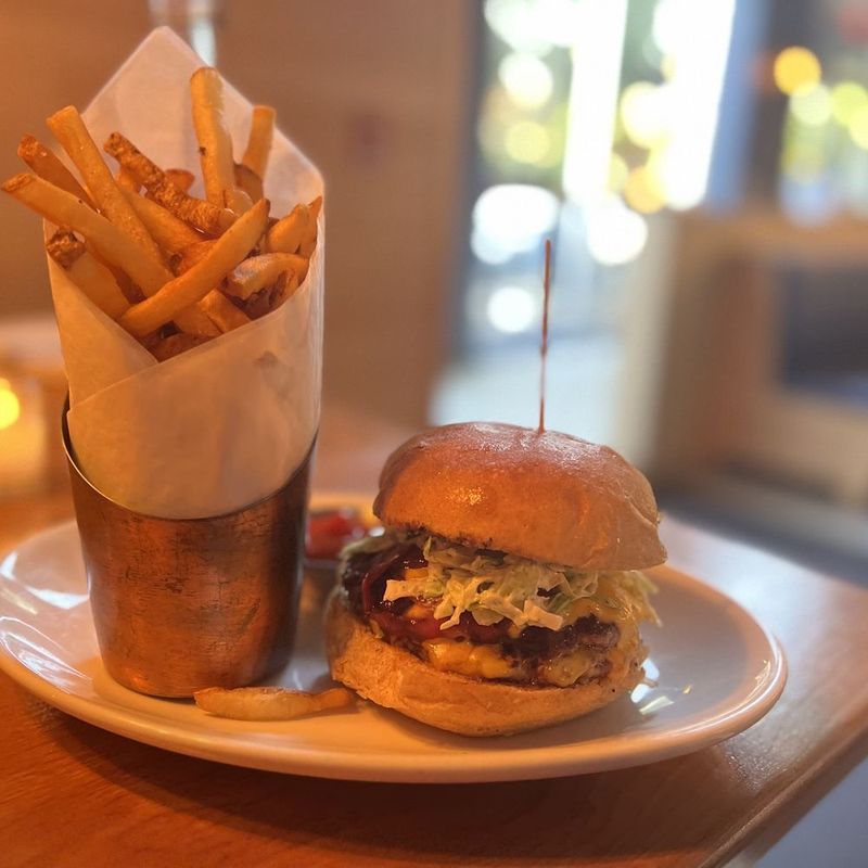 12 Tennessee Waterfront Restaurants So Beautiful The Meal's Just A Bonus - Decor Hint River & Rail Cantina