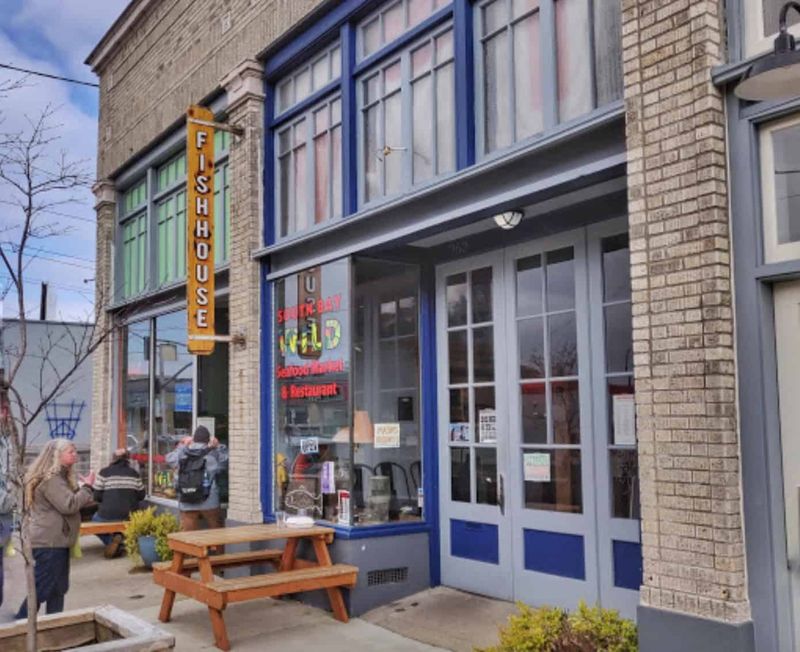 Casual Coastal Atmosphere