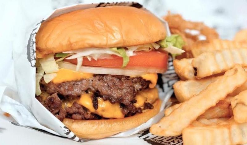 14 Airport Restaurants In Atlanta That'll Change The Way You Think About Layovers - Decor Hint Grindhouse Killer Burgers