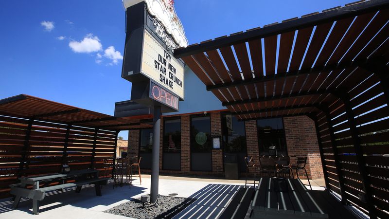 10 Kansas Restaurants Locals Can't Stop Recommending - Decor Hint Bogey's Restaurant