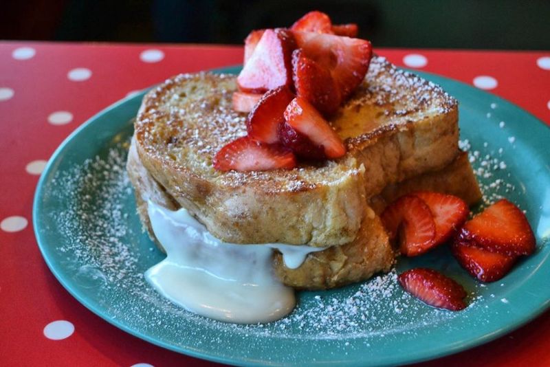 15 The Timeless New England Breakfast Spots Everyone In Massachusetts Should Try - Decor Hint The Friendly Toast - Cambridge / Boston