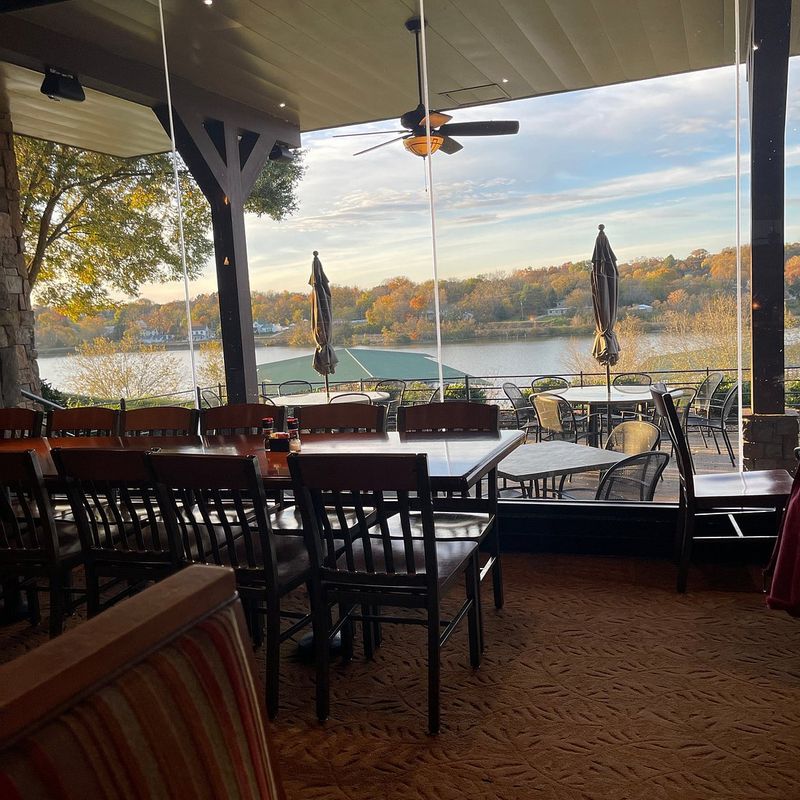 12 Tennessee Waterfront Restaurants So Beautiful The Meal's Just A Bonus - Decor Hint Lakeside Tavern