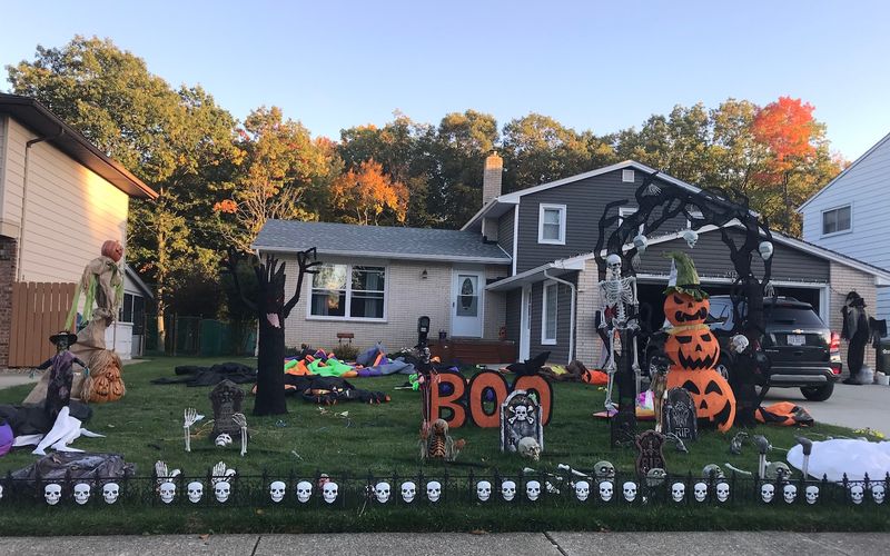Texas Woman's Brilliant Budget Halloween Décor Idea Is Going Viral - Decor Hint A Call For Community Sharing