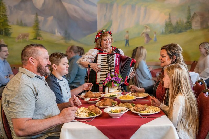 12 Michigan Restaurants Locals Say Are Worth The Detour - Decor Hint Frankenmuth Bavarian Inn