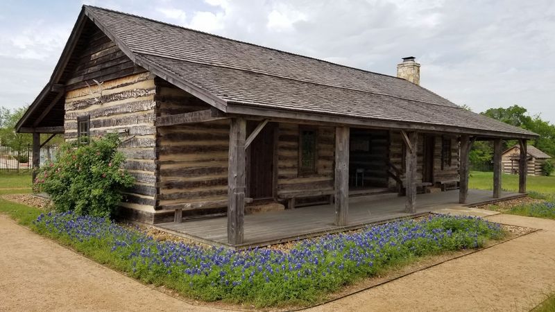 13 Vintage Alabama Homes That Remind Us How The South Used To Live - Decor Hint Dog Trot Cabin in Rural Alabama