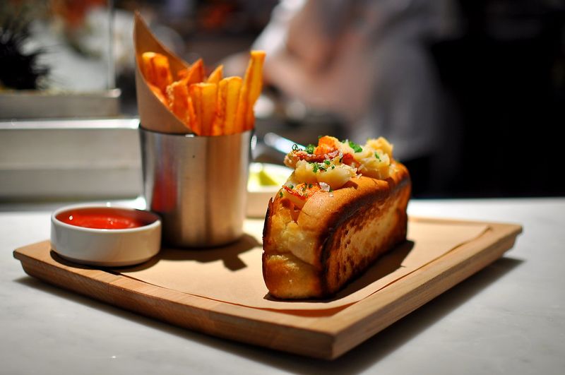 11 California Lobster Roll Shacks That Nail Simple, Coastal Flavor - Decor Hint Water Grill - Los Angeles