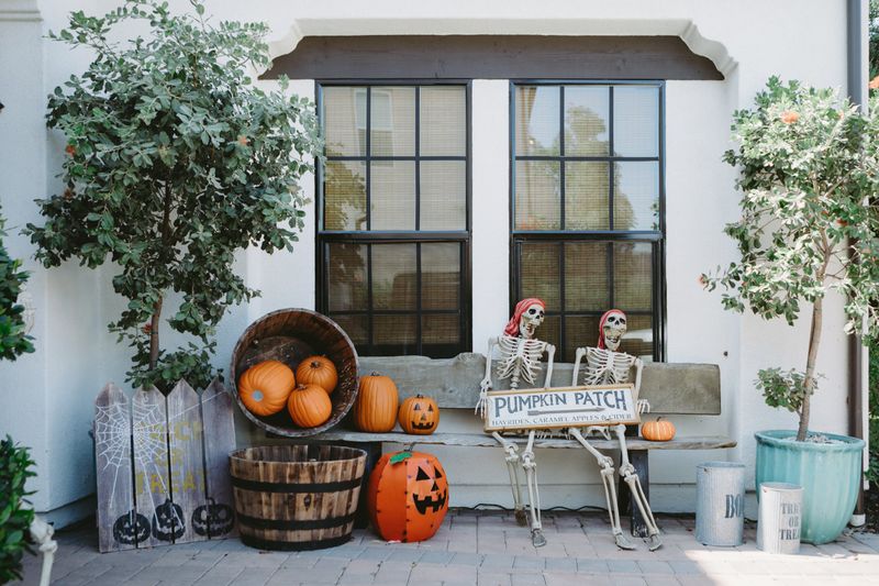 Texas Woman's Brilliant Budget Halloween Décor Idea Is Going Viral - Decor Hint The Clever Idea That Started It All