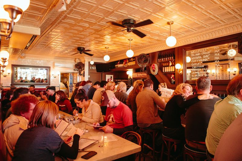 Boston Restaurants That Feel Like Family Gatherings - Decor Hint Neptune Oyster