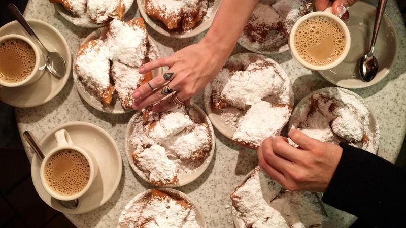 This Iconic Louisiana Café Serves Beignets Worth The Road Trip - Decor Hint The Powdered Sugar Experience