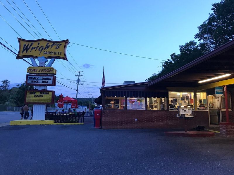 11 Timeless Virginia Restaurants That Prove Great Food Doesn't Have To Be Pricey - Decor Hint Wright's Dairy Rite