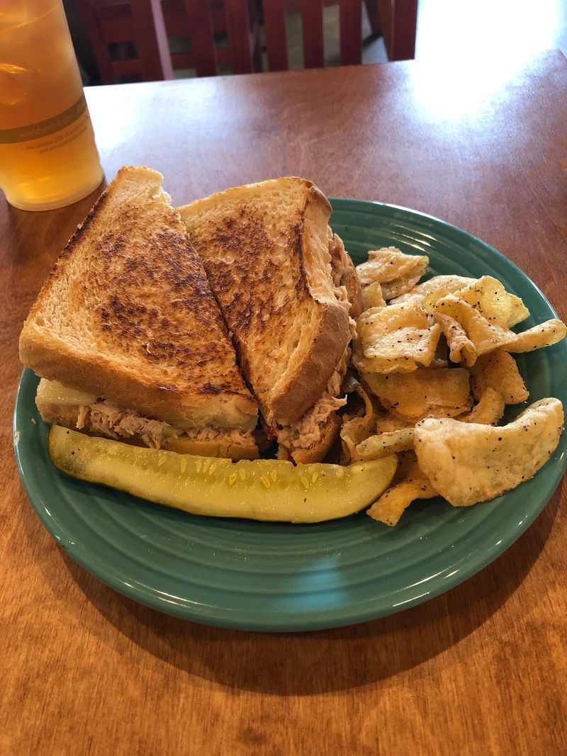 13 Ohio Diners That Make Comfort Food Taste Like Sunday Again - Decor Hint Louie's Cafe