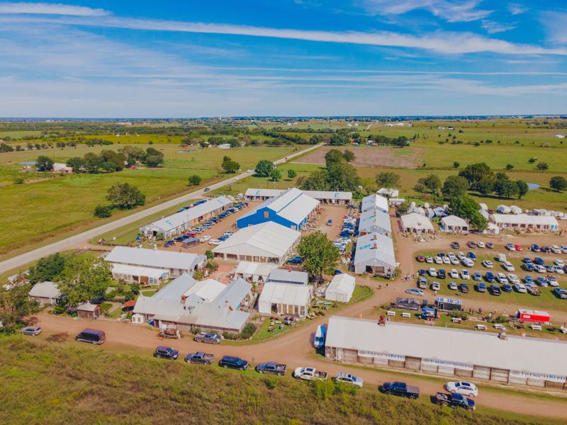 The Best Thrift And Antique Shops In Texas For Treasure Hunters - Decor Hint Round Top Antiques Fair, Round Top