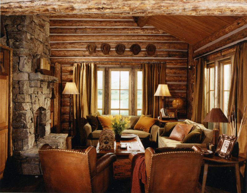 The Worn Leather Armchairs In Montana Homes That Locals Swear Never Go Out Of Style - Decor Hint Rustic Ranch Style With Distressed Leather Accents