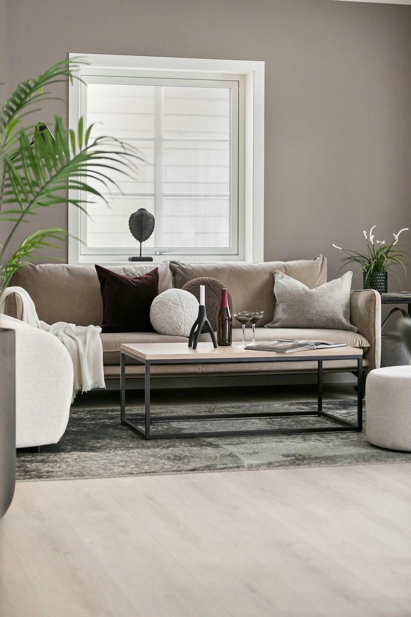 28 Secrets Of People Who Always Have A Stylish, Put-Together Home - Decor Hint Fluffed Pillows Look Intentional