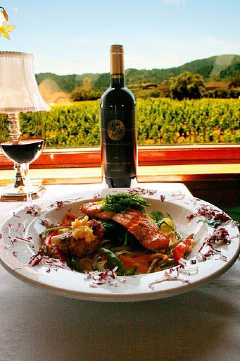 This California Wine Train Combines Scenic Views With Gourmet Dining - Decor Hint Elegant Multi-Course Meals Served As You Ride Through Breathtaking Scenery