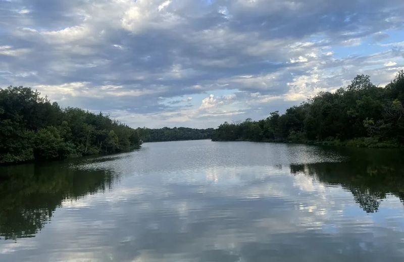 This Welcoming Kansas City Offers Lakeside Calm, Scenic Trails, And Heartfelt Festivals - Decor Hint Peaceful Mornings At Lake Miola