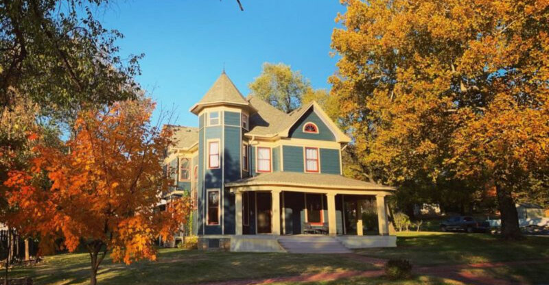 This Welcoming Kansas City Offers Lakeside Calm, Scenic Trails, And Heartfelt Festivals