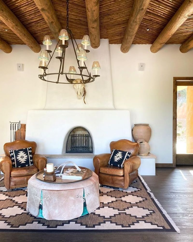 The Worn Leather Armchairs In Montana Homes That Locals Swear Never Go Out Of Style - Decor Hint Southwestern-Inspired Interiors With Earth-Toned Leather