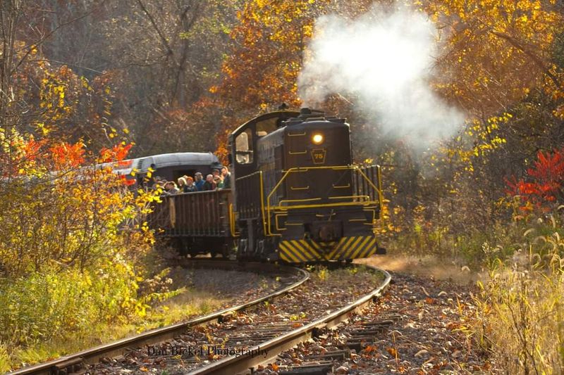 12 Pennsylvania Train Rides That Turn Travel Into A Sightseeing Experience - Decor Hint Oil Creek and Titusville Railroad