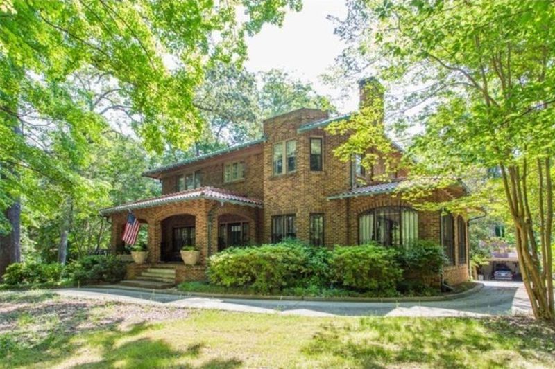 A Georgia Suburb That's A Hidden Retirement Haven With Tree-Lined Streets And History - Decor Hint Architectural Heritage And Preservation Culture