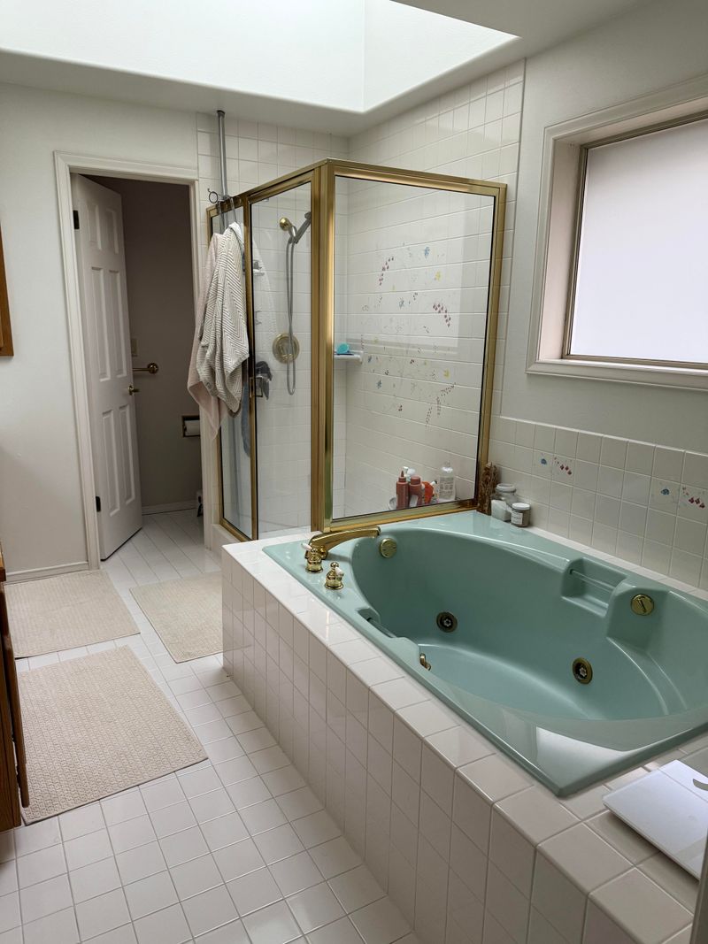 14 Maryland Homes With Design Features Owners Now Regret Choosing - Decor Hint Jacuzzi Tubs Nobody Uses