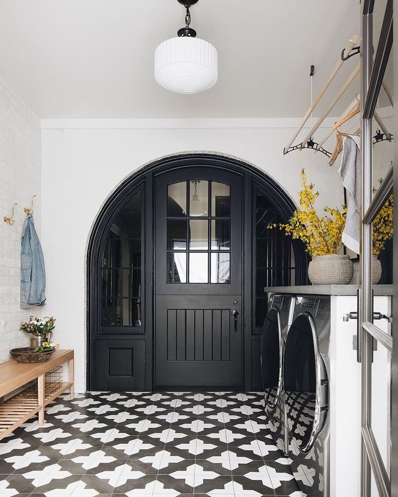 14 Maryland Homes With Design Features Owners Now Regret Choosing - Decor Hint Poorly Planned Mudrooms Without Enough Storage