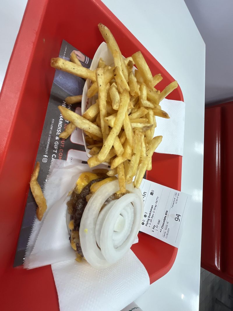 14 In-N-Out Secrets Locals Swear By For The Perfect Burger Every Time - Decor Hint Order Your Burger with Raw Onions on the Side