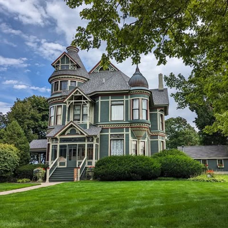 12 Classic Ohio House Styles Making A Comeback - Decor Hint Queen Anne Victorians